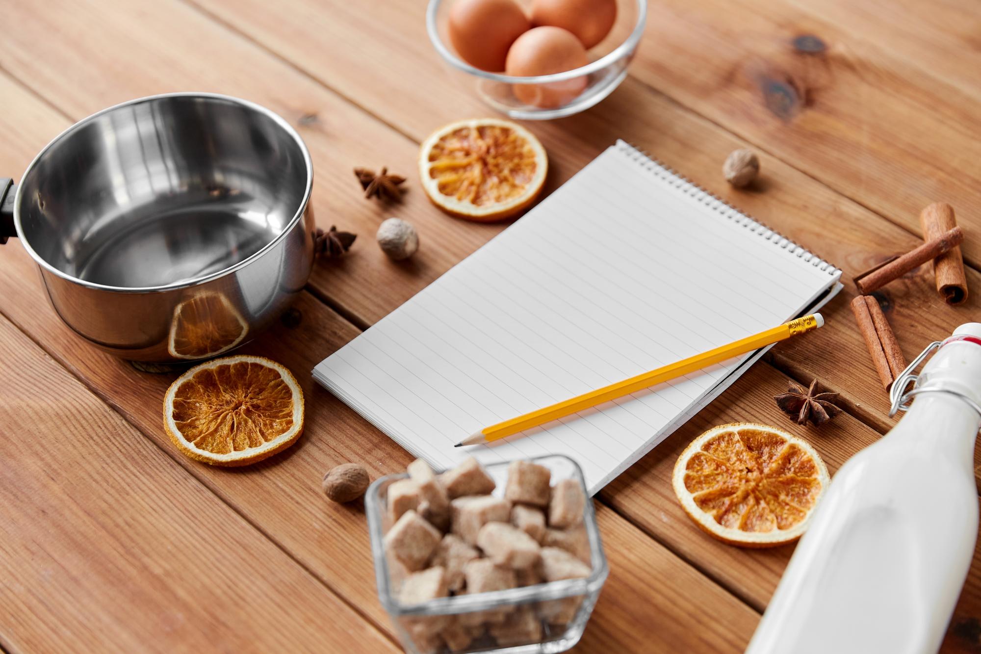 Kitchen workspace con utensili e appunti di ricette